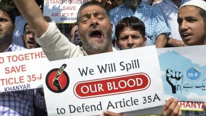 આર્ટીક્લ 35 Aનો વિરોધ કરી રહેલા લોકો