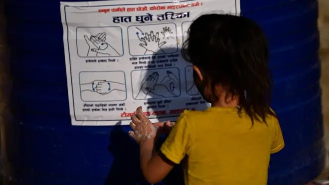 طفلة تقرأ لوحة إرشادات