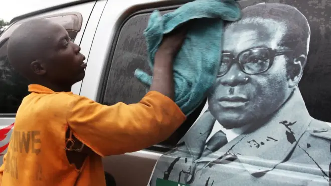 Портрет Мугабе на машине