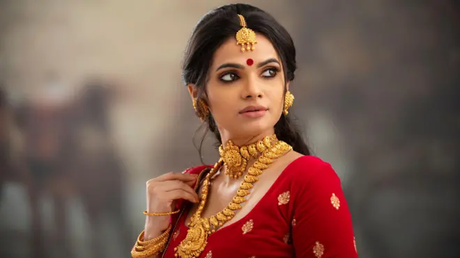 బంగారు ఆభరణాలు ధరించిన భారతీయ మహిళ 