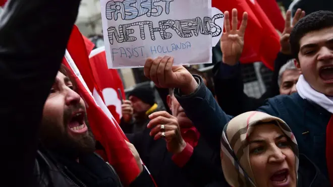 متظاهرون أمام القنصلية الهولندية في مدينة اسطنبول التركية يرفعون لافتة تتهم هولندا بالفاشية