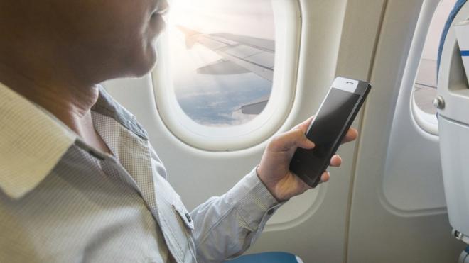 Passageiro usa celularestrela bet afiliadoavião