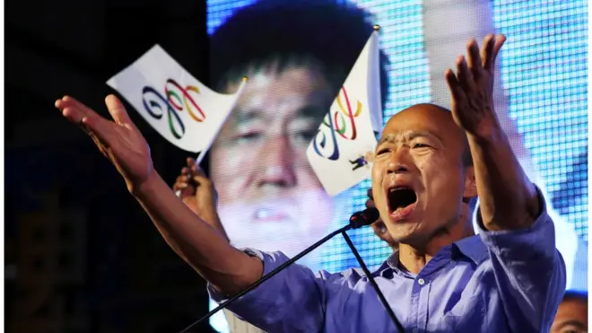 韩国瑜在这次选战中刻意淡化了自己国民党的色彩。