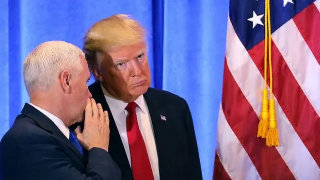 Дональд Трамп перед своей первой официальной пресс-конференцией после избрания его президентом США. Рядом с ним - вице-президент США Майк Пенс. 11 января 2017, Нью-Йорк