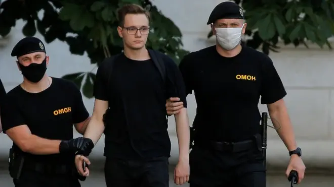 Белорусский ОМОН задерживает молодого человека