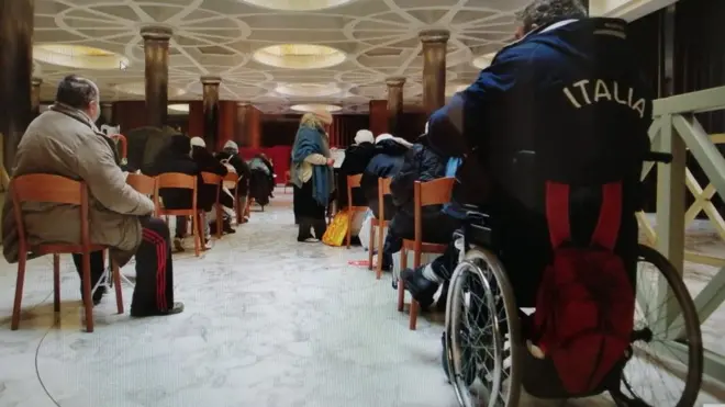 Vatikan'da evsizlere aşı yapılıyor