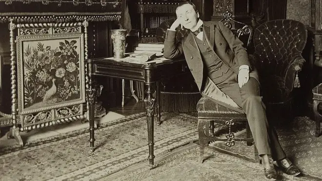 Jane Dieulafoy à son domicile à Paris en 1893, habillée comme elle le préférait.