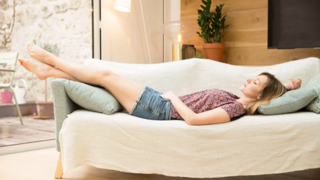 รูปผู้หญิงนอนบนโซฟา