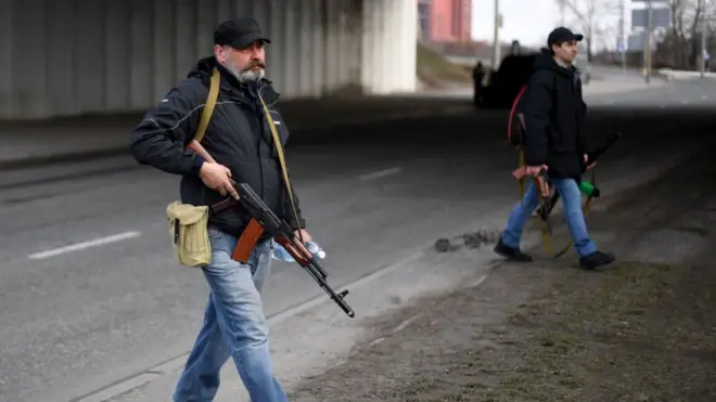 Voluntários ucranianos receberam armas das autoridades para enfrentar os russos nas ruas