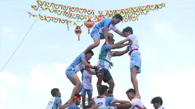 Живая пирамида в Индии