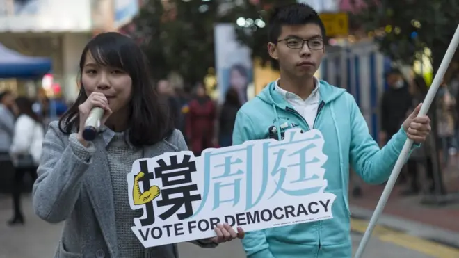 周庭与黄之锋同为“香港众志”创办人，该党主张“民主自决”