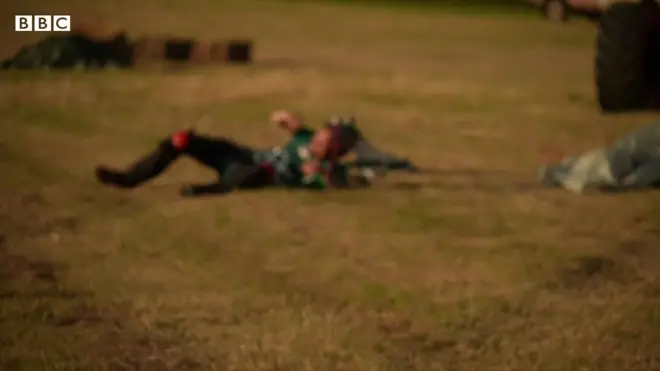 පැරෂුට් ක්‍රීඩක ජෝන් බ්‍රීම්, ලොව අඩුම උසකින් පැරෂුට් පිම්මට හිමි වාර්තාවට හිමිකම් කිවේ ය.