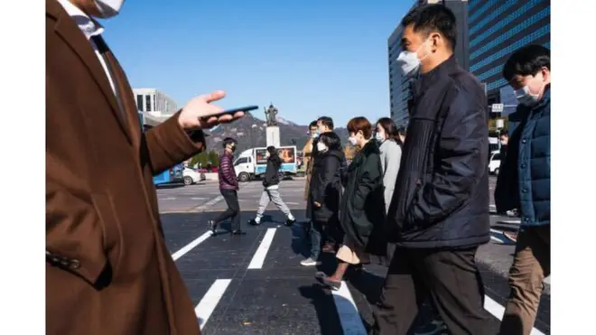 정부는 수도권과 강원권에 거리두기 단계 격상 가능성을 알리는 예비 경보까지 발령했다