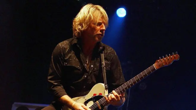 Незабаром музикант планував випустити сольний альбом і автобіографію