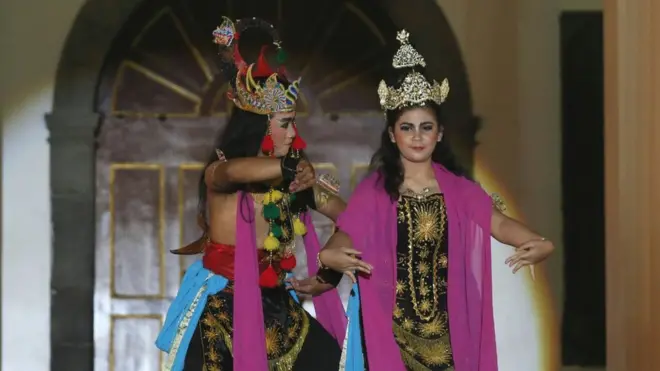 Tari topeng Panji yang menggambarkan kisah percintaan antara Raden Inu Kertapati dan Dewi Sekartaji alias Dewi Galuh Candra Kirana.