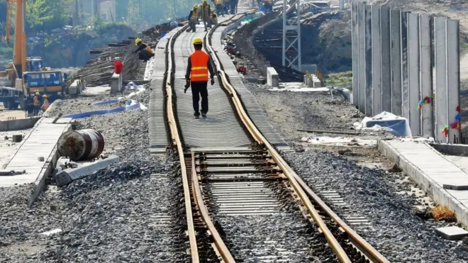Trung Quốc tung ra dự án Một Vành đai Một Con đường dùng đường hỏa xa nối Á - Âu và dùng đường hàng hải nối Đông Nam Á, Nam Á và châu Phi
