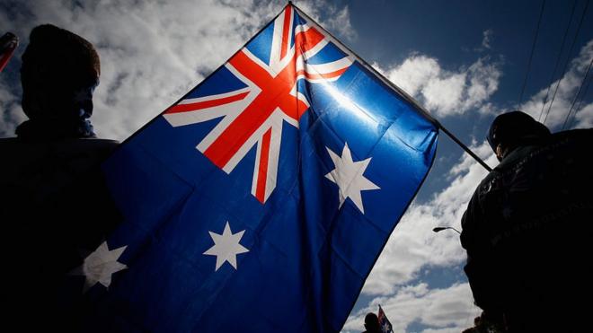 La bandera de Australia contiene a la bandera de Reino Unido.
