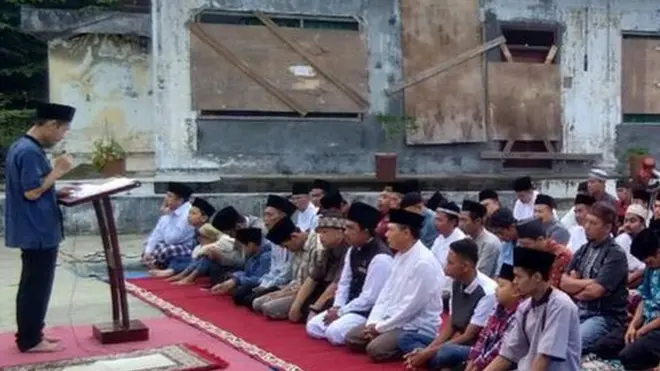 Jemaah Ahmadiyah Parakansalak melaksanakan Sholat Idul Fitri di luar masjid yang dibakar pada tahun 2008.