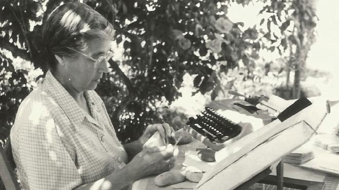 María Moliner con sus fichas y su máquina de escribir.
