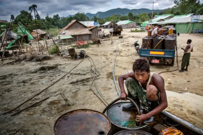 ပဲခူးတိုင်း မင်းလှမြို့နယ်ထဲက ရေနံမြေလုပ်ငန်းခွင်တစ်ခု(ပုံဟောင်း)