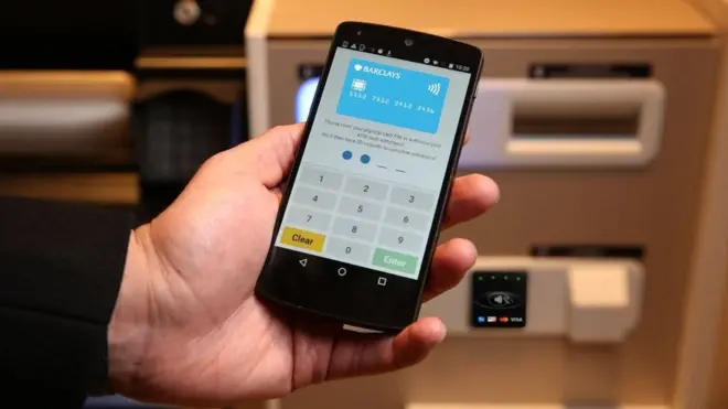 تسمح التقنية الجديدة لعملاء باركليز بإجراء عمليات السحب عن طريق الهاتف الذكي