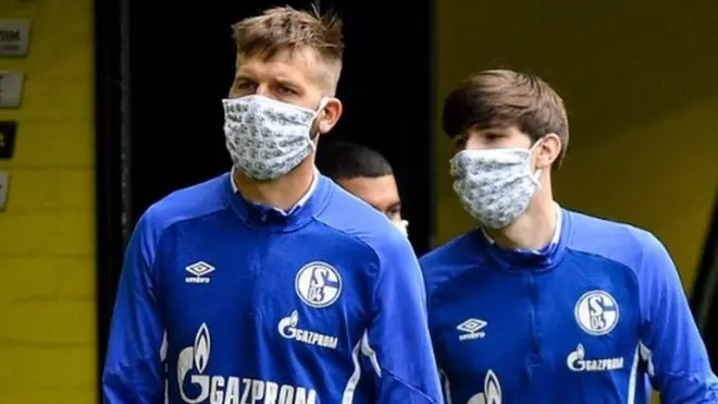 لاعبو شالكه يرتدون الكمامات