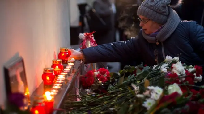 Люди приносять квіти до домашньої сцени ансамблю Александрова