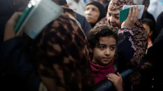 Kelangsungan hidup rakyat Palestina antara lain tergantung dengan bantuan luar, seperti dari UNRWA.