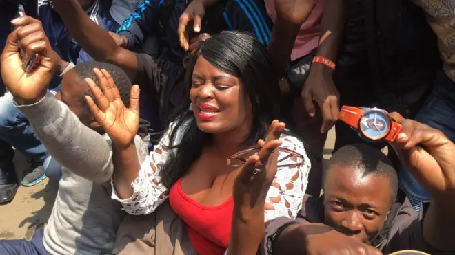 Opposition enter street dey celebrate