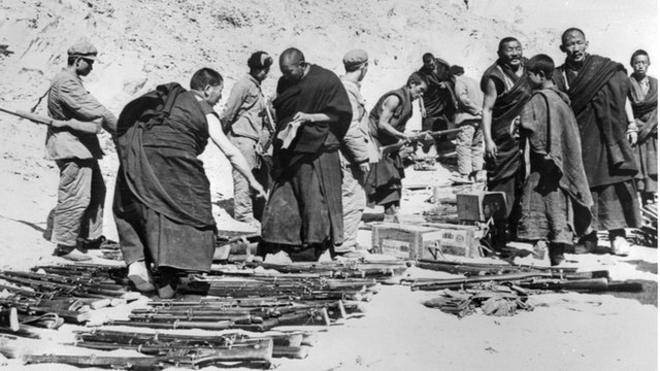 图为西藏武装被解放军缴械的资料照片。