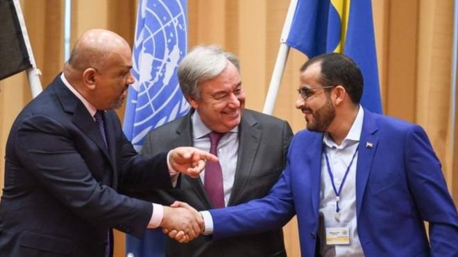 ممثل الحكومة اليمنية المعترف بها دوليا وممثل الحوثيين يتصافحان في ختام جولة تفاوض