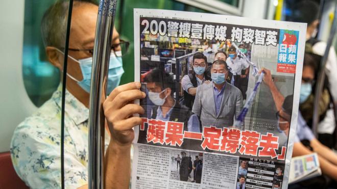 黎智英被捕翌日一名港铁乘客在列车上阅读香港《苹果日报》（11/8/2020）