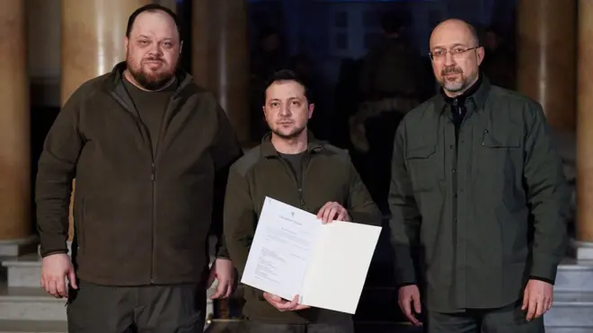 Лідери України підписують документи у воєнний час. У приміщенні видно зведені барикади