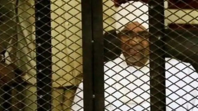 عمر البشیر د محاکمې پر مهال په یوه پنجره کې ناست و