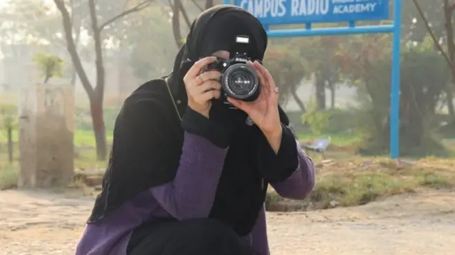 لیڈی ٹی وی ٹیم کی رکن شفق شیرازی کہنا تھا کہ یہاں لڑکیوں کو فیلڈ میں عملی صحافت کرنے کے لیے مجبوراً نقاب کرنا پڑتا ہے تاکہ کوئی انھیں پہچان نہ سکے کہ ان کا تعلق یہ کس خاندان سے ہے