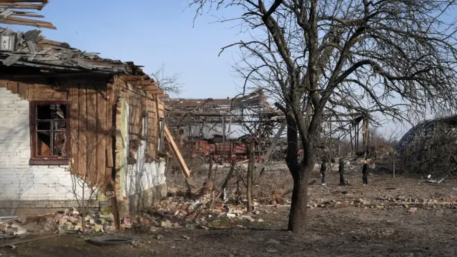 полуразрушенный дом