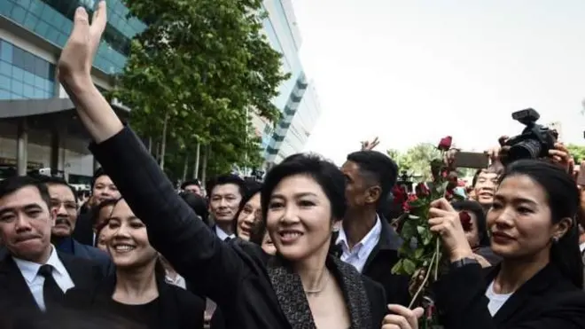 อดีตนายกรัฐมนตรียิ่งลักษณ์ ชินวัตร ต้องคดีจำคุก 5 ปี จากคดีจำนำข้าว ซึ่งขณะนี้มีรายงานว่าหลบหนีออกนอกประเทศ