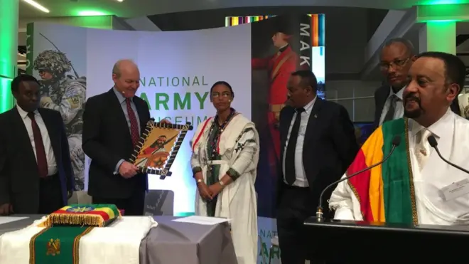 የአፄ ቴዎድሮስን ቁንዳላ የእንግሊዝ ብሔራዊ ጦር ሙዝየም ለኢትዮጵያ መንግሥት አስረከበ