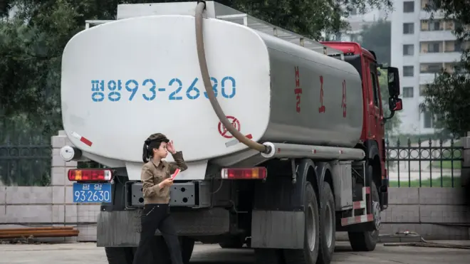 平壤某加油站内停放的油罐车（21/7/2017）