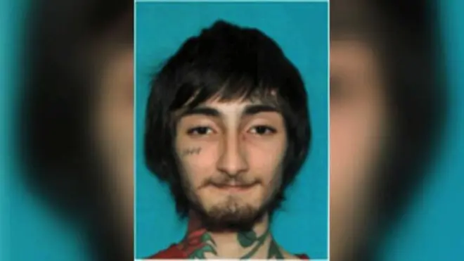 경찰은 인근 건물 옥상에서 총기를 난사한 용의자로 로버트 E. 크리모 3세(22)를 지목했다