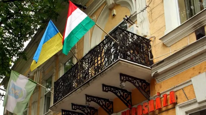 На державних органах влади у деяких районах Закарпаття висять українські та угорські прапори