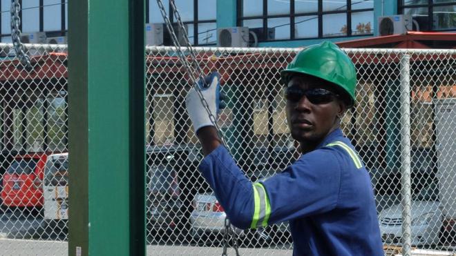 Um homem trabalha na indústria do petróleo na Guiana