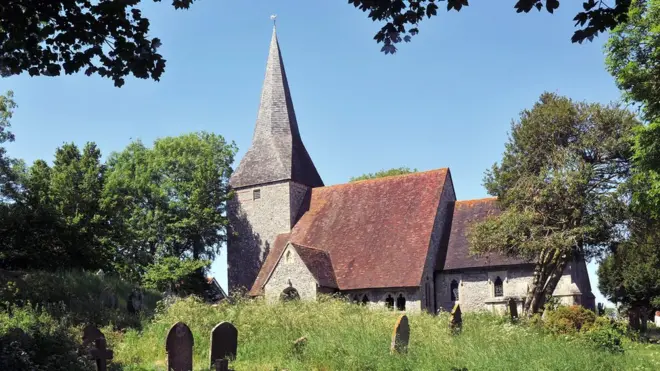 Gereja di Inggris membunyikan lonceng pada Minggu pagi untuk memanggil warga sekitar mengikuti kebaktian.