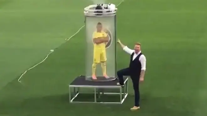 ساحر يقدم نجم فياريال الجديد بحيلة مذهلة