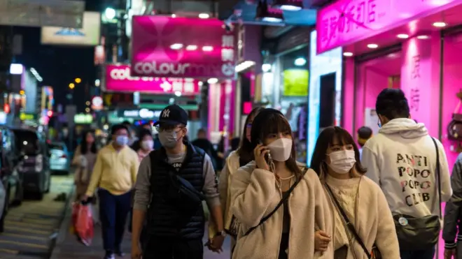 香港新冠病毒確診病例在周末出現爆發增長，周一（2月7日）錄得614宗新冠病毒確診，其中本地感染佔607宗。