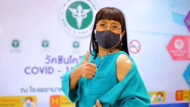 สุดา ชื่นบาน หรือ "แม่เม้า" ศิลปินแห่งชาติ ได้รับการฉีดวัคซีนโควิดเร็วขึ้น 1 เดือน หลังได้รับการติดต่อให้เป็น "พรีเซนเตอร์" ให้กระทรวงสาธารณสุข