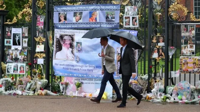 Британські принци Вільям і Гаррі поклали до воріт Кенсінгтонського палацу в Лондоні квіти від людей, що зібрались вшанувати пам'ять загиблої 20 років тому Діани.