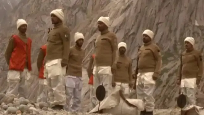 پاکستان اور انڈیا کے فوجی گذشتہ 33 برسوں سے سیاچن کے محاذ پر ایک ایسی جنگ لڑ رہے ہیں جس میں ان کو سب سے زیادہ خطرہ دشمن کی گولی سے نہیں بلکہ قدرت کے نظام سے ہے۔