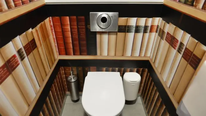 폴란드 바르샤바의 중앙 기차역에 설치된 공용 화장실