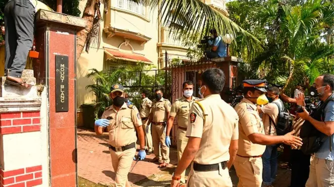 సుశాంత్ మృతి తరువాత అతడి ఇంటి దగ్గర పోలీసులు